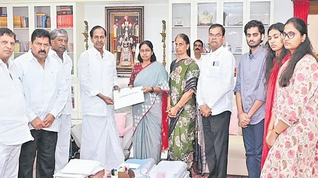 Jubilee Hills: మాగంటి సునీతకు బి.ఫాం అందజేసిన కెసిఆర్ Kcr Hands Over B Form And Rs 40 Lakh For Maganti Sunithas Jubilee Hills By Election Campaign