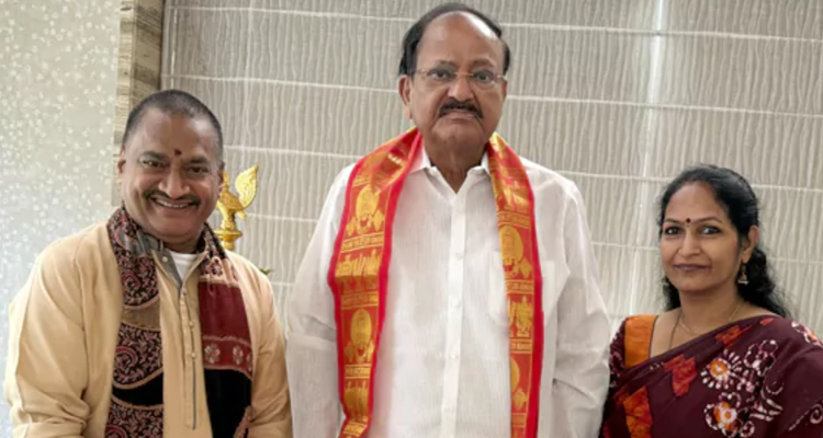Ghazal Srinivas Invites Ex Vice President Venkaiah Naidu For 3rd World Telugu Maha Sabhalu
