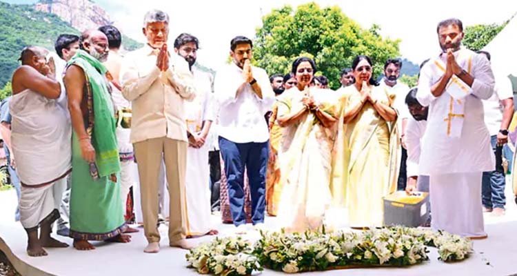 Chandrababu Pays Tributes To His Brother Birth Anniversary 