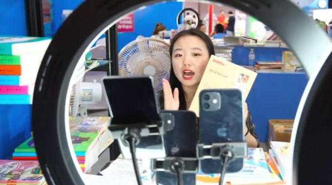 China: సోషల్ మీడియా ఫేక్ న్యూస్ కు డ్రాగన్ కత్తెర..! Chinas New Rule For Social Media Influencers