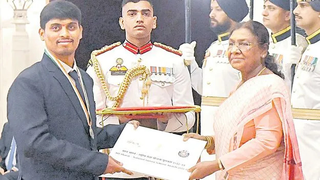 Telugu Nss Volunteers Receive Awards From President Droupadi Murmu