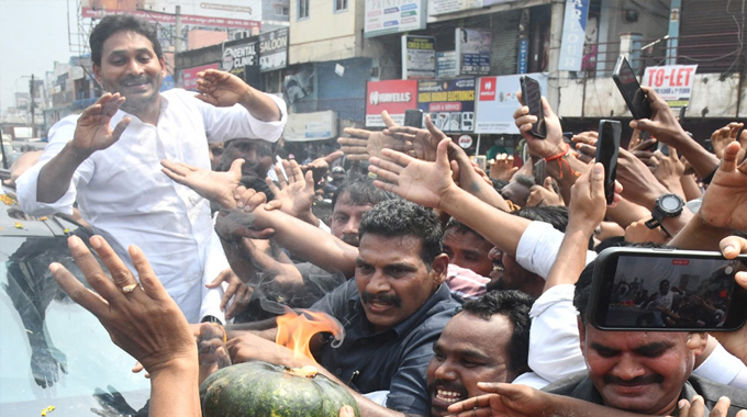 YS Jagan: భారీ వర్షంలోనూ జన సందోహం.. జగన్కు ఇది సరిపోతుందా..? Ys Jagan Narsipatnam Tour 2