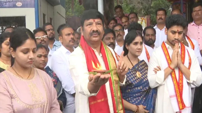 Jogi Ramesh: కనకదుర్గమ్మ సాక్షిగా నాకేమి తెలియదు అంటున్న మాజీ మంత్రి జోగి రమేష్.. Jogi Ramesh Declares Innocence In Fake Liquor Case Takes Oath Before Kanaka Durga Temple
