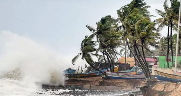Kakinada Port: కాకినాడ పోర్టుకు ప్రమాద హెచ్చరిక జారీ East Godavari Tenth Danger Warning Issued For Kakinada Port