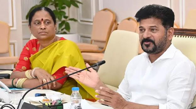 Konda Surekha: కొండా సురేఖకు పదవీగండం..? తారస్థాయికి విభేదాలు..!! Telangana Minister Konda Surekhas Residence As Cops Try To Arrest Aide