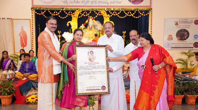 Koneru Hampi Receives Dhairya Award From Venkaiah Naidu 