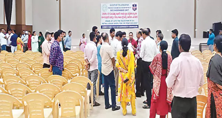 Lottery process:  తెలంగాణలో మద్యం దుకాణాల లాటరీ ప్రక్రియ ప్రారంభం Lottery Process For Liquor Shops Begins In Telangana