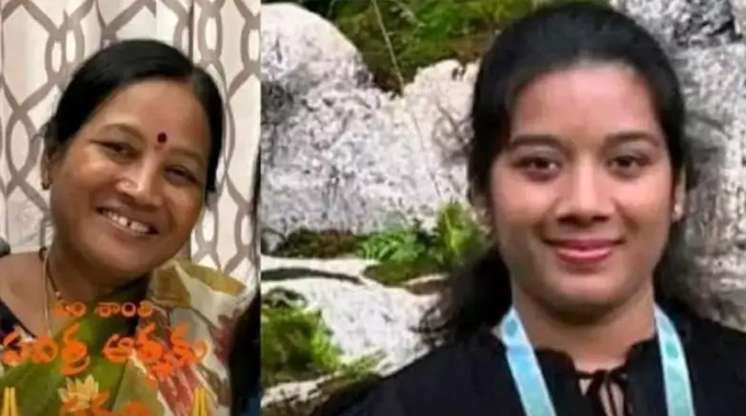 Mother Daughter From Mancherial Die In Us Road Accident