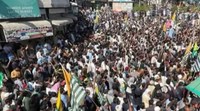 Pakistani Army Opens Fire On Protesters In Pok 10 Dead