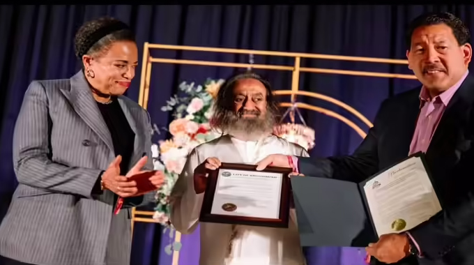 Sri Sri Ravi Shankar: శ్రీశ్రీ రవిశంకర్ సేవలకు అమెరికా నగరాల్లో అరుదైన గుర్తింపు Seattle City Officially Declared October 19th As Gurudev Sri Sri Ravi Shankar Day
