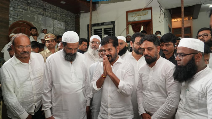 Revanth Reddy: మాజీ ఎమ్మెల్సీ మౌలానా హఫీజ్ పీర్ షబ్బీర్ కుటుంబాన్ని పరామర్శించిన సీఎం Cm Visits Family Of Former Mlc Maulana Hafiz Peer Shabbir