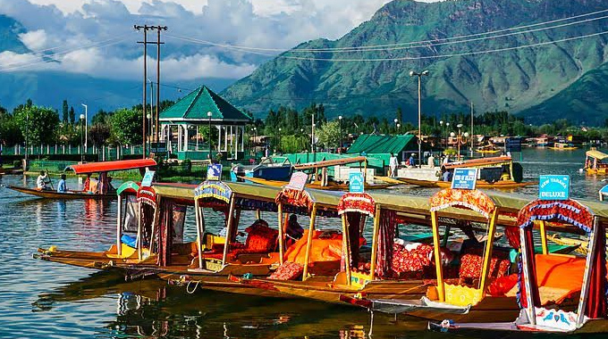 Kashmir: కశ్మీర్ పర్యాటకానికి గడ్డురోజులు.. పహల్గాం ఘటనతో సగానికి పడిపోయిన పర్యాటకులు…! Jk Tourism Down Fall