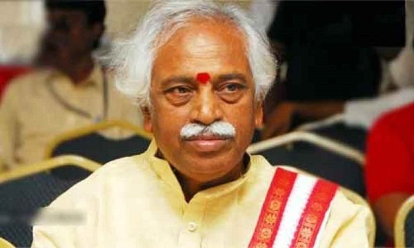 Bandaru Dattatreya Consoles Family Of 18 Members Killed In Saudi Arabia Road Accident