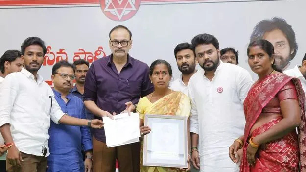 Janasena Party Provides Insurance Benefits To Families Of Deceased Workers Mlc Nagababu