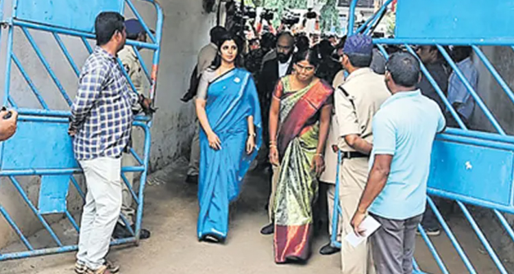 Ysrcp Spokes Person Shyamala Attends Before Police Inquiry