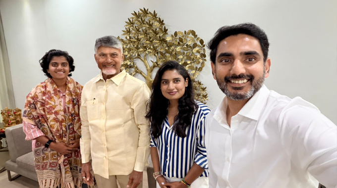 Sri Charani: చంద్రబాబు, నారా లోకేష్ ని కలిసిన శ్రీచరణి, మిథాలీ రాజ్ Ex Captain Mithali Raj And Womens World Cup Star Sree Charani Meet Chandrababu And Nara Lokesh