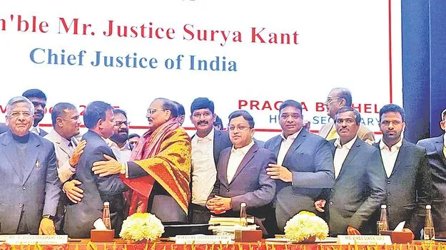 chief justice : సీజేఐ జస్టిస్ సూర్యకాంత్ కు తెలంగాణ బార్ కౌన్సిల్ సన్మానం Telangana Bar Council Felicitates Chief Justice Of India