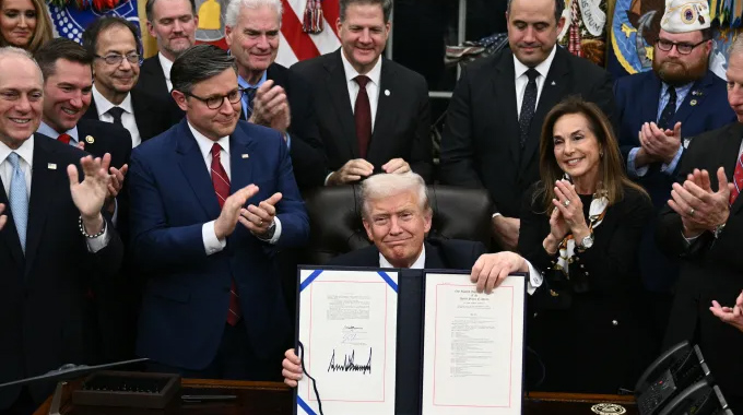 Trump Signs Spending Bill To End Longest Us Govt Shutdown
