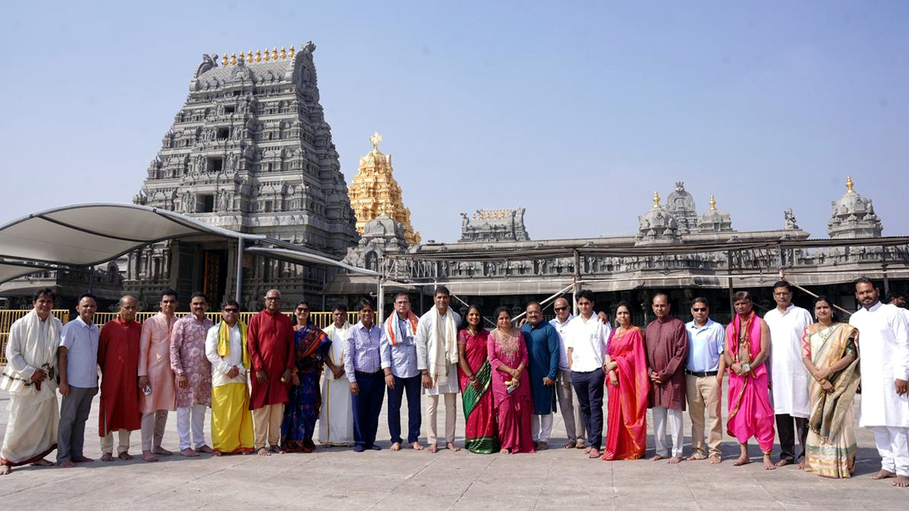 ATA: యాదగిరిగుట్ట శ్రీ లక్ష్మీ నరసింహ స్వామిని దర్శించుకున్న ఆటా సభ్యులు Members Of Ata Visited And Offered Prayers At The Yadagirigutta Lakshmi Narasimha Swamy Temple