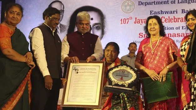 Minister Seethakka: మంత్రి సీతక్కకు ఈశ్వరీబాయి స్మారక పురస్కారం