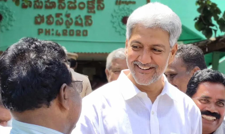 Vallabhaneni Vamsi Enter Into Gannavarm