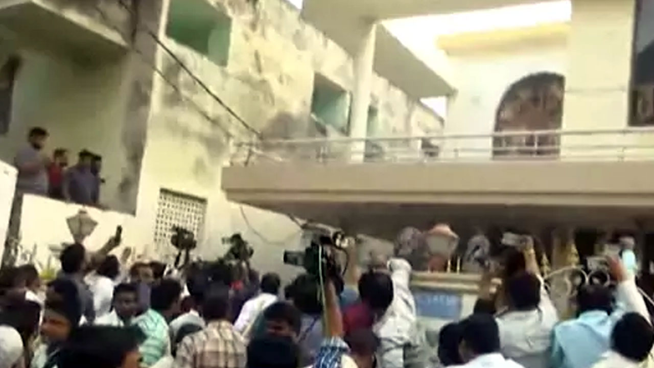 Ambati vs TDP: గుంటూరులో రణరంగం.. అంబటి రాంబాబు ఇంటిపై టీడీపీ శ్రేణుల దాడి.. కారు, ఆఫీస్ ధ్వంసం! టెన్షన్ టెన్షన్! Mob Attacks Ambati Rambabus Residence In Guntur Car And Office Vandalized As Tdp Protests Flare Up