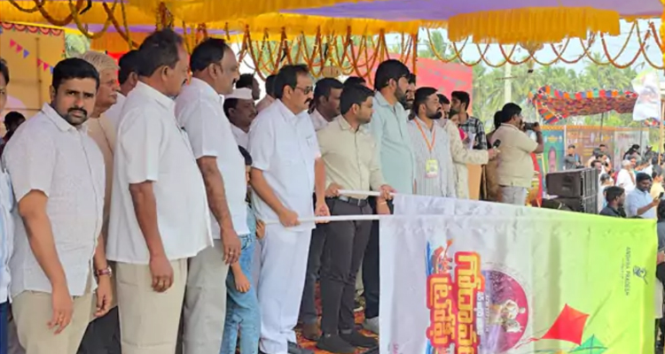 East Godavari The Boat Races Have Started In Atreyapuram