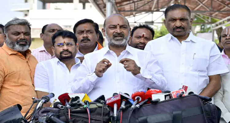 Bandi Sanjay: ఈ కేసులో ఒక్క రాజకీయ నేతనైనా అరెస్ట్ చేశారా? : బండి సంజయ్ Karimnagar Bandi Sanjay Comments On Phone Tapping Case