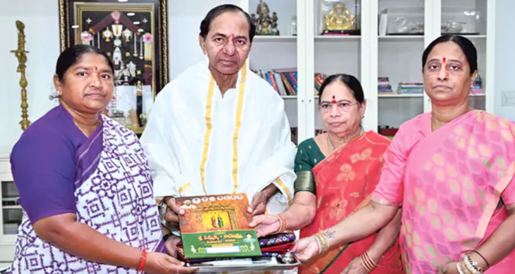 Medaram Jatara: కేసీఆర్ ను ఆహ్వానించిన మంత్రులు సీతక్క, కొండా సురేఖ Ministers Invite Kcr To Medaram Jatara Former Cm Accepts