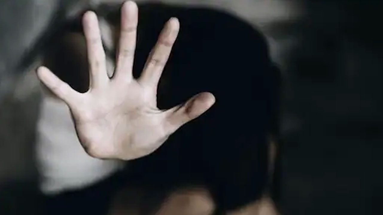 Kadapa: ఆ బాలిక శరీరం ఖరీదు రూ.లక్ష.. ప్రభుత్వోద్యోగి దుశ్చర్య Shocking Incident In Kadapa Government Employee Exploits Minor Girl Case Settled For 1 Lakh By Elders