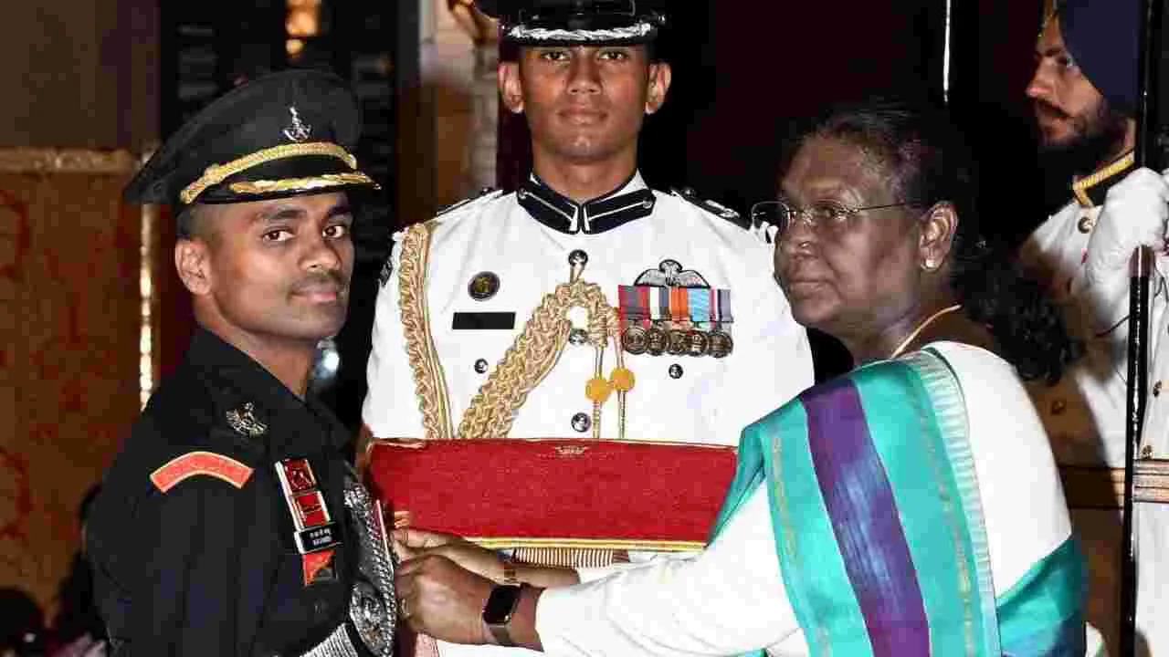 Major Malla Ramagopal Naidu Awarded 125 Crore Cash Prize For Kirti Chakra By Government