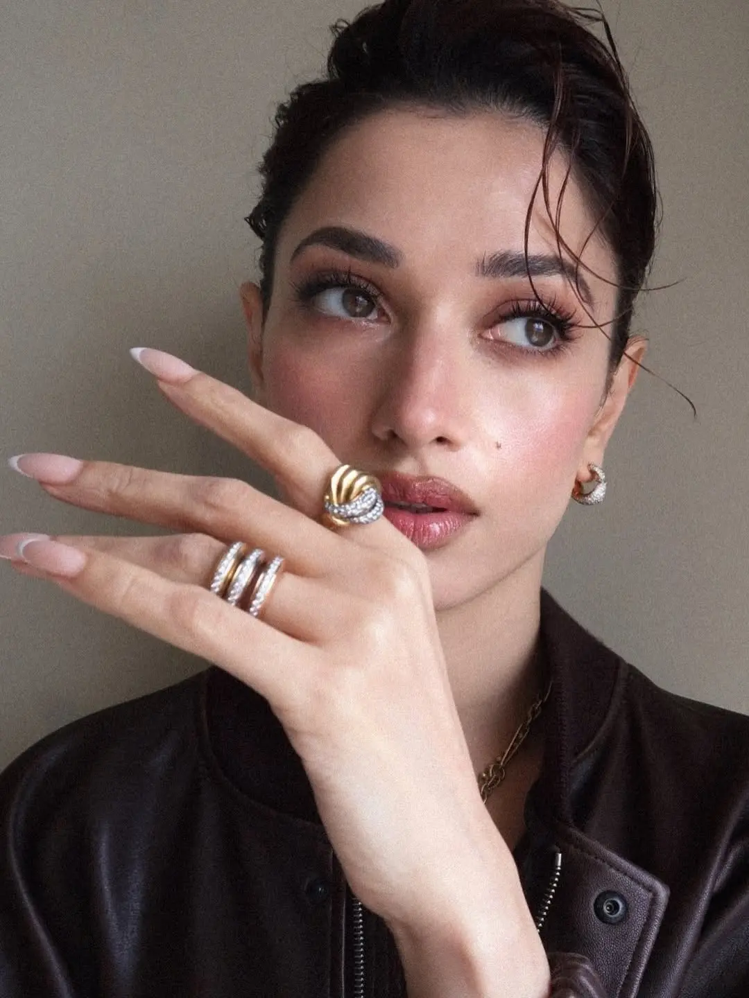 Tamannaah Bhatia: బ్లాక్ ఔట్ఫిట్ లో మిల్కీ బ్యూటీ అందాలు