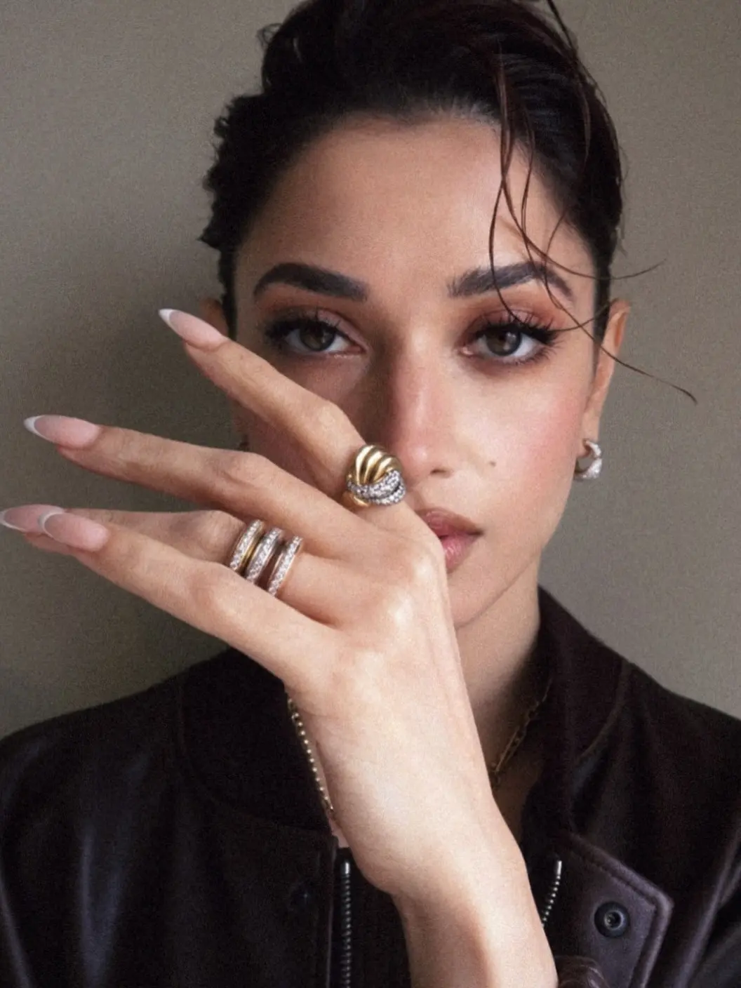 Tamannaah Bhatia: బ్లాక్ ఔట్ఫిట్ లో మిల్కీ బ్యూటీ అందాలు