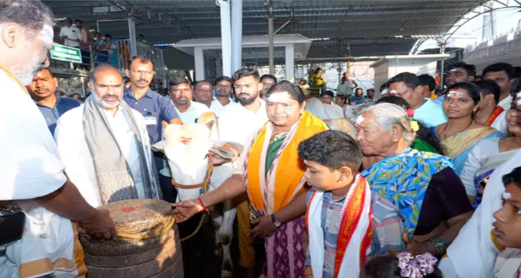 Vemulawada: వేములవాడ ఆలయ అభివృద్ధికి సీఎం శ్రీకారం: మంత్రి సీతక్క