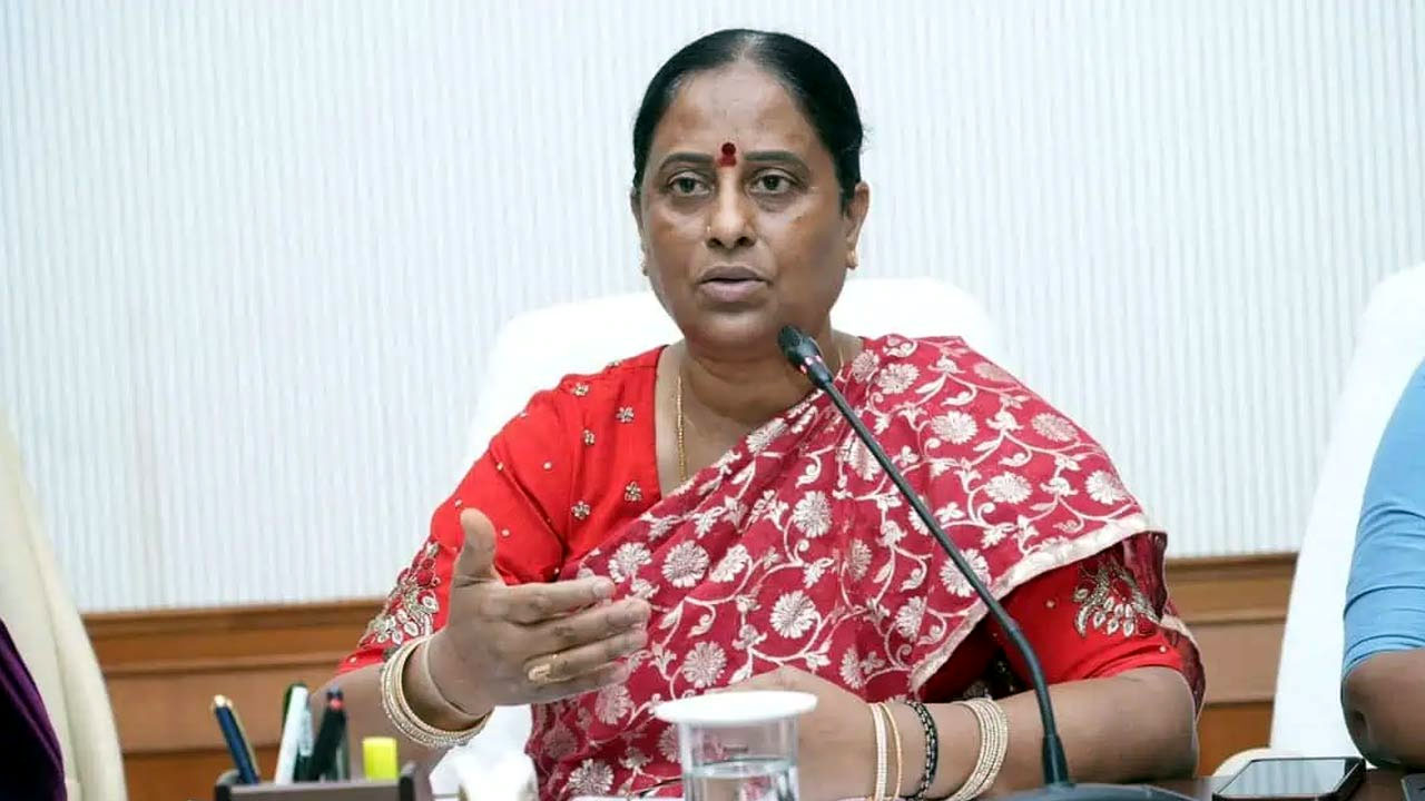 TG Politics: మేడారం జాతరలో మంత్రి కొండా సురేఖ సైలెంట్.. దేవాదాయ శాఖ మంత్రిని పక్కన పెట్టారా? English Heading Medaram Jatara 2026 Why Is Endowment Minister Konda Surekha Maintaining Distance A Political Analysis