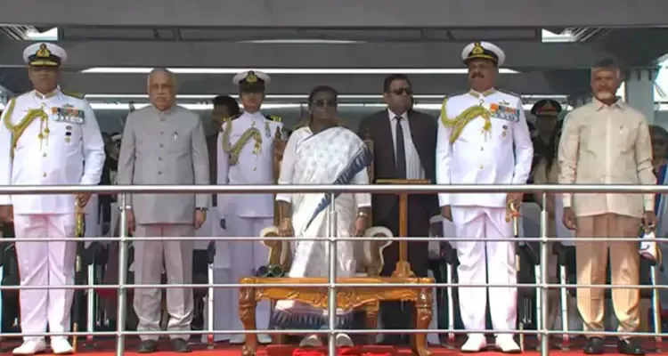 President: విశాఖలో  ఐఎన్ఎస్ సుమేధ పై ప్రయాణించిన రాష్ట్రపతి
