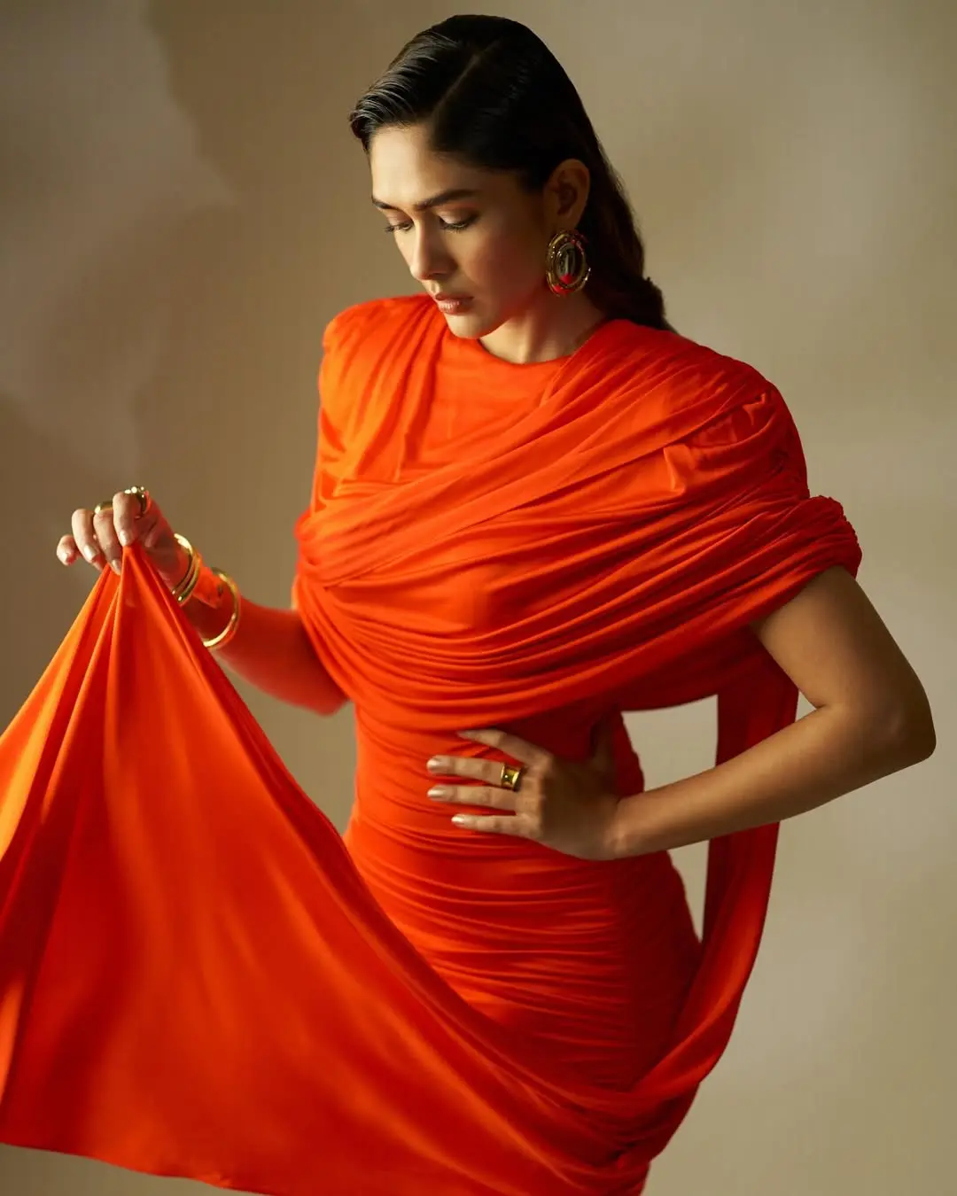 Mrunal Thakur: ఆరెంజ్ కలర్ ఔట్ఫిట్ లో మరింత గ్లామరస్ గా మృణాల్