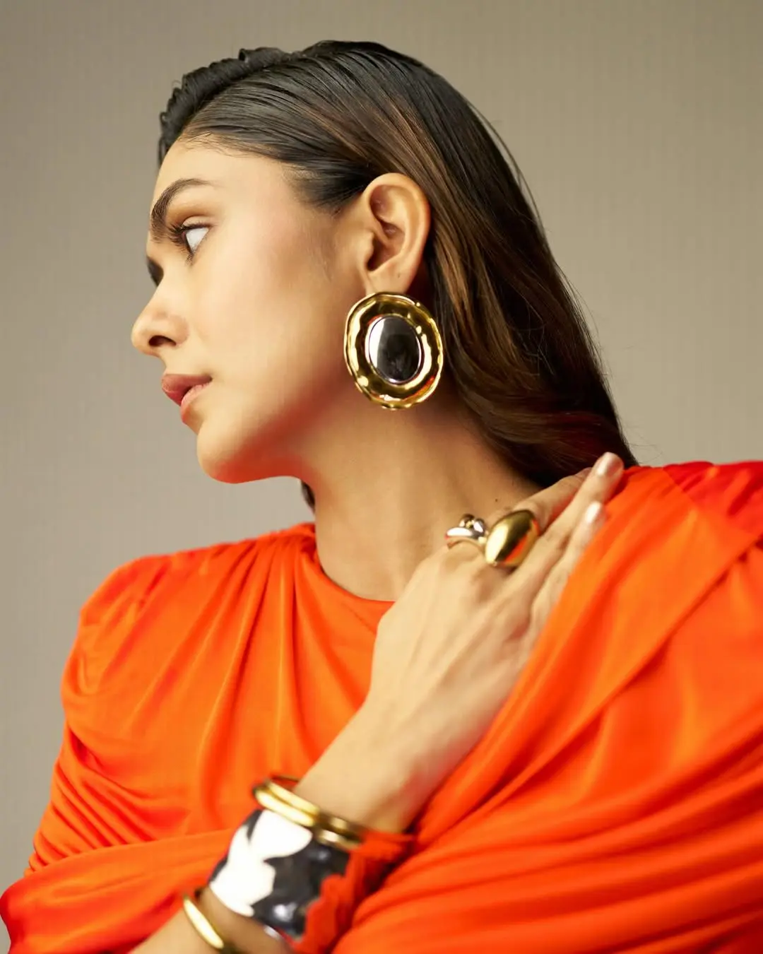 Mrunal Thakur: ఆరెంజ్ కలర్ ఔట్ఫిట్ లో మరింత గ్లామరస్ గా మృణాల్