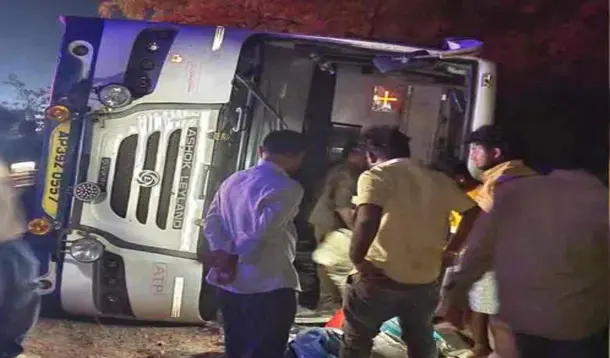 Rtc Bus Met An Accident In Gadwal District 20 Passengers Injured