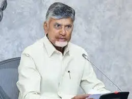 అధికారులు క్షేత్రస్థాయిలో పర్యటనలు చేయాల్సిందే : సీఎం చంద్రబాబు