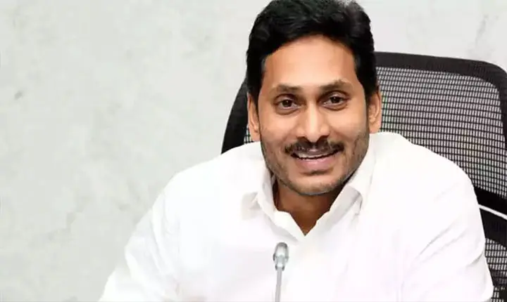 జగన్ స్ట్రాటజీ.. వైసీపీకి రాజకీయంగా మైనస్ అవుతోందా?