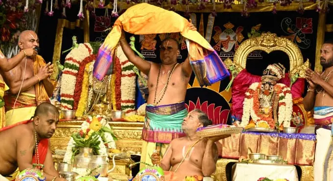 Ap Cm Naidu Offers Pattu Vastrams At Vontimitta Ramalayam Temple