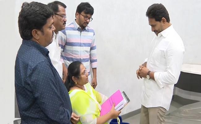 “మమ్మల్ని రాజకీయాలకు వాడుకున్నారు”.. జగన్ వద్ద సుగాలి ప్రీతి కుటుంబం ఆవేదన..