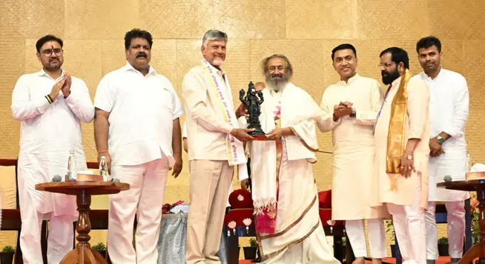 ఆర్ట్ ఆఫ్ లివింగ్ ఫౌండేషన్ 45వ వార్షికోత్సవానికి హాజరైన సీఎం చంద్రబాబు Handrababu Joins Global Celebrations Marking Gurudev Sri Sri Ravi Shankar Jis 70th Birthday