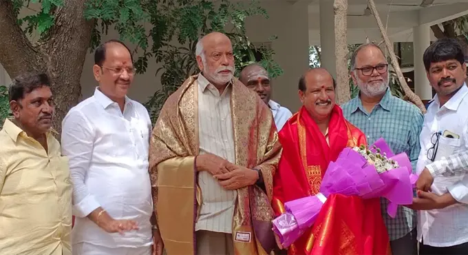 కార్మికులకు ప్రముఖ నిర్మాత చదలవాడ శ్రీనివాసరావు మరో వరం, ఫిలిం ఫెడరేషన్ కు భవనం నిర్మించి ఇస్తానని హామీ Producer Chadalawada Srinivasa Rao Promises Building For The Film Federation