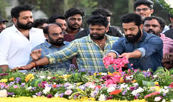 ఎన్టీఆర్ ఘాట్ వద్ద నివాళులర్పించిన జూనియర్ ఎన్టీఆర్ Junior Ntr Paid Tribulates To Nandamuri Taraka Rama Rao