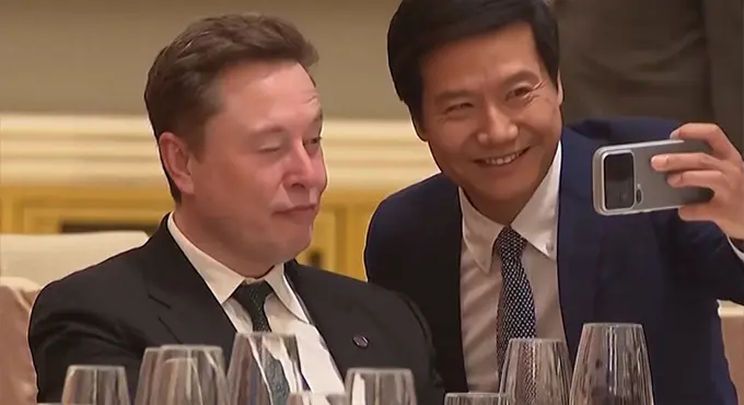 చైనాలో మస్క్ మానియా..! Elon Musks Awkward Selfie Moment With A Chinese Billionaire In Beijing