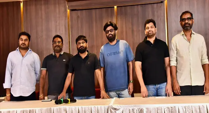 డిస్ట్రిబ్యూటర్లకు, నిర్మాతలకు కూడా సమస్యలు ఉన్నాయి.. సినిమా నడిస్తేనే మనందరం నడుస్తాం: తెలుగు సినీ నిర్మాతలు డిస్ట్రిబ్యూటర్లకు, నిర్మాతలకు కూడా సమస్యలు ఉన్నాయి.. సినిమా నడిస్తేనే మనందరం నడుస్తాం: తెలుగు సినీ నిర్మాతలు