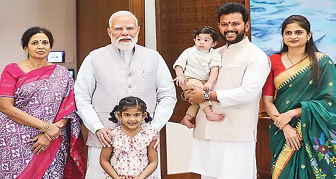 కుటుంబ సభ్యులతో మోదీని కలిసిన కేంద్రమంత్రి రామ్మోహన్ నాయుడు