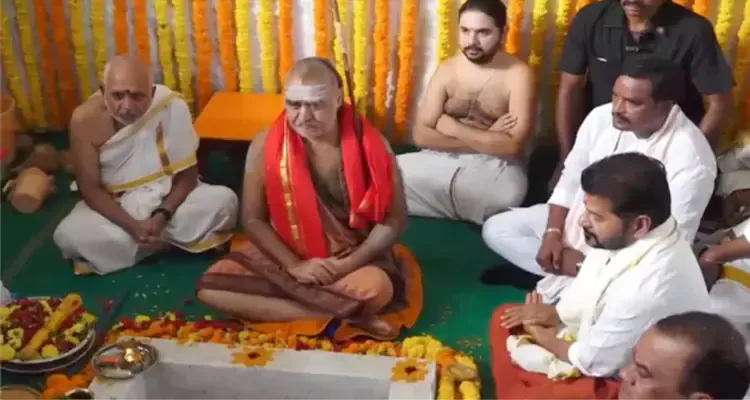 యాదాద్రీశుడిని దర్శించుకున్న సీఎం రేవంత్ రెడ్డి .. రూ.100 కోట్ల అభివృద్ధి పనులకు శంకుస్థాపన Cm Lays Foundation Stone For Various Development Works In Yadagirigutta